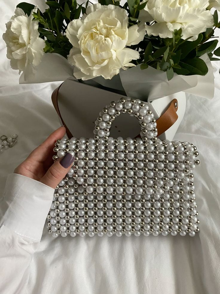 کیف مرواریدی دستی زنانه رنگ صدفی نقره ای
